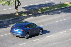 Elbilar har färre rapporterade fel än bensinbilar Elbil på vägen