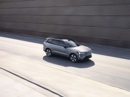 Volvo arbetar vidare med mjukvaran i EX90 efter första halvåret Volvo EX90 ett halvår senare – så långt har de kommit med buggfixarna